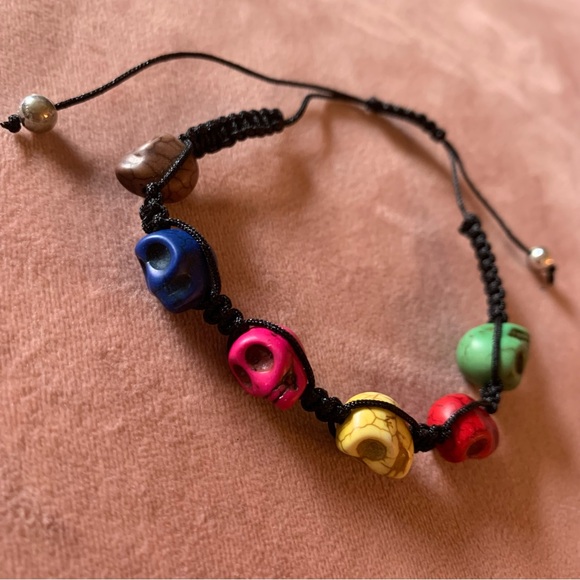 Simple multicolore bracelet with skull and black cord. - Picture 1 of 8